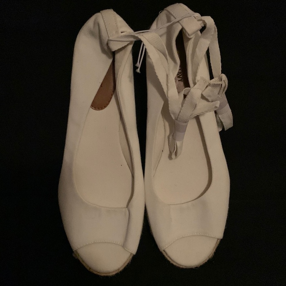 Old Navy women slip on open toes ankle strap flat shoes size 10 color white new
